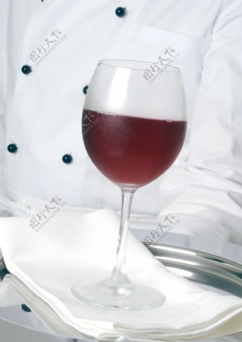 侍者端着的葡萄美酒摄影图片