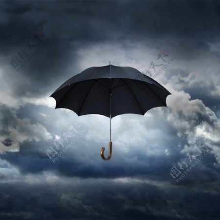 天空的黑色雨伞图片