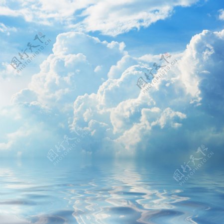 白云与水面图片
