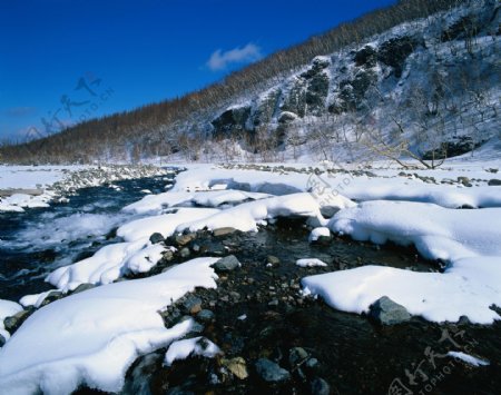 山下小溪雪景图片
