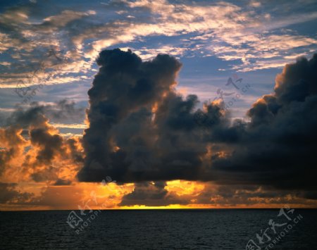 海边日落的景象摄影图片