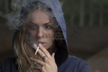 人女孩女人金发碧眼香烟吸烟有吸引力漂亮吸烟