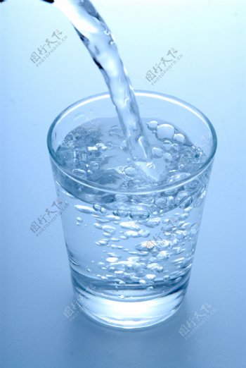 倒入水杯里的水产生的气泡图片图片