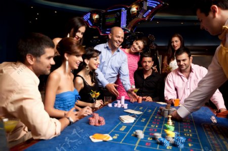 在赌场赌博的外国男女图片