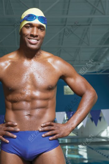 自信笑容的男性游泳运动员图片