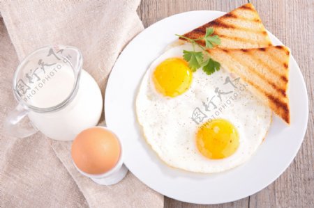 煎蛋与面包牛奶图片