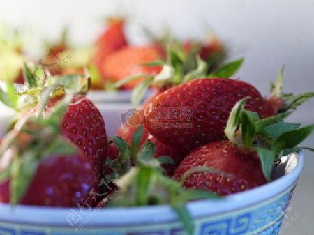 瓷碗里的草莓