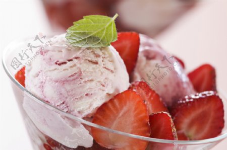 草莓冰淇淋摄影图片