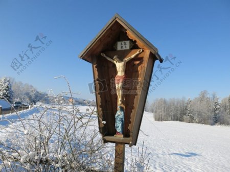 雪中的受难耶稣塑像