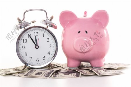 钟表与小猪储钱罐图片