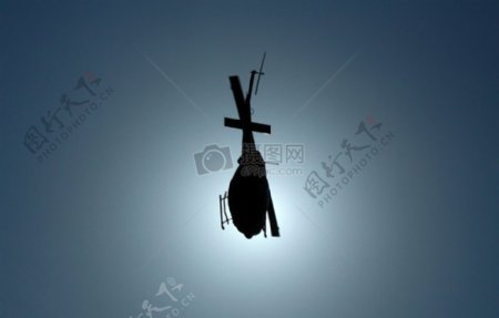 天空下的直升机