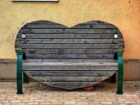 心形的木质长椅
