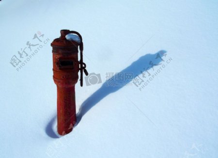 雪后的消防栓