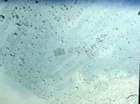 汽车玻璃天窗上的水滴
