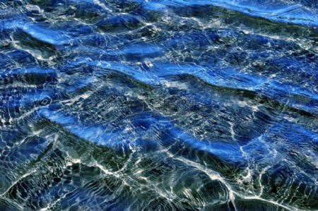蓝色水纹的海面