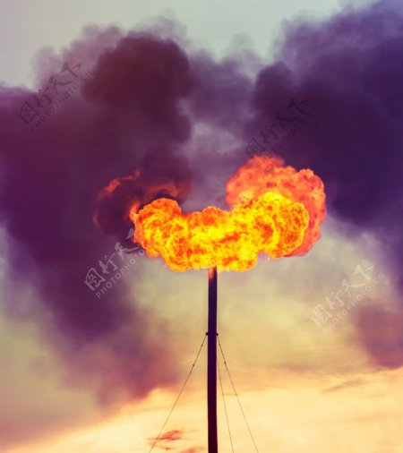 浓烟滚滚的炼油厂图片