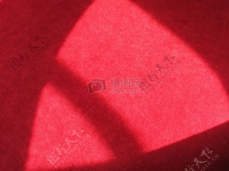 阳光透过玻璃照射在红地毯上