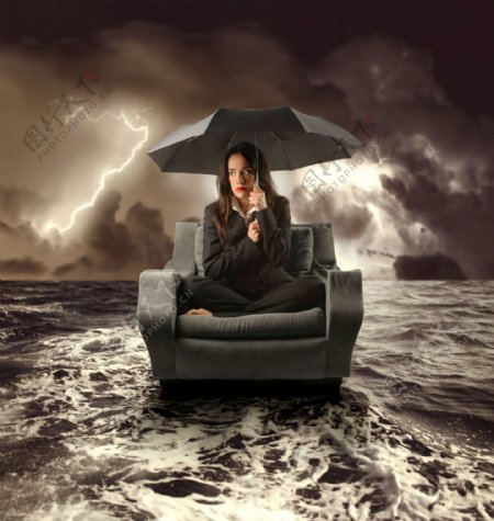 坐在沙发上打着伞的外国女人图片