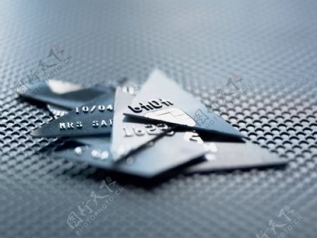 碎成片的信用卡图片