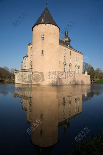 城堡倒映在水中