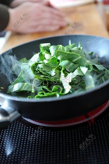 烹饪绿色菠菜