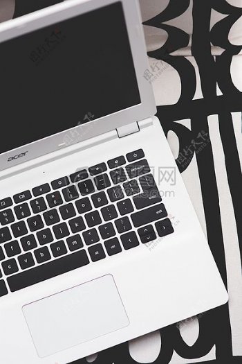 白色的宏基笔记本电脑的顶视图与黑色的键盘