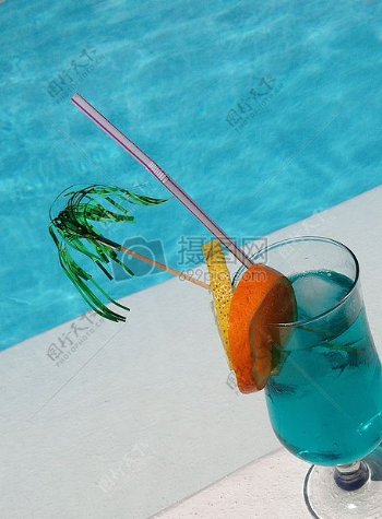 饮料水蓝色新鲜冷水果假日夏浴场游泳池