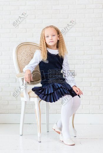 时尚女孩坐模型服装肖像儿童孩子