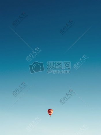 天空飞行红云蓝色自由气球户外最小极简主义极简主义热风