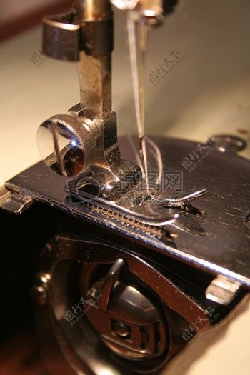 金属色的缝纫机