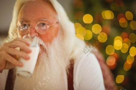 喝牛奶的圣诞老人图片