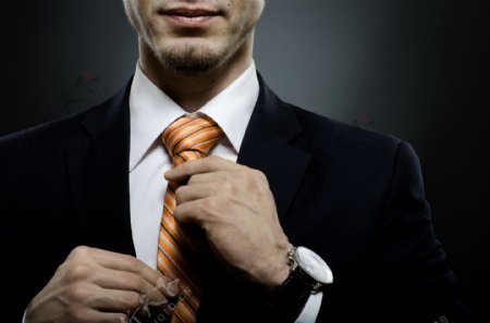 系领带的职业男性图片
