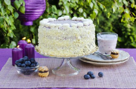 紫色蛋糕与饮料图片