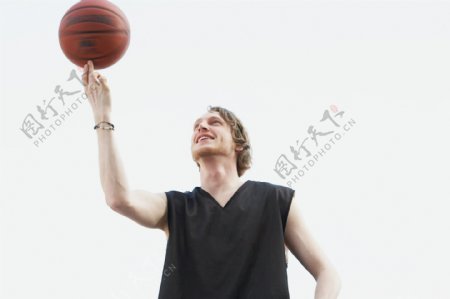 拿篮球的人物摄影图片