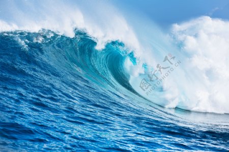 汹涌的蓝色海浪图片