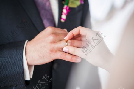 戴戒指的新婚夫妻图片