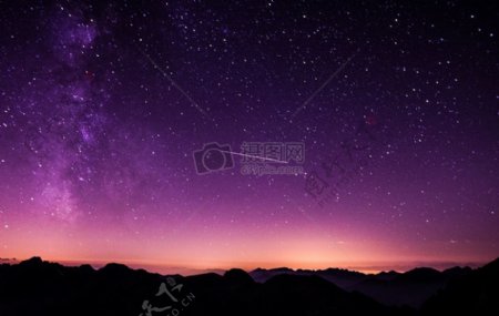 夜间有紫色的天空中射击之星