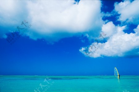 漂亮的蓝天白云大海图片