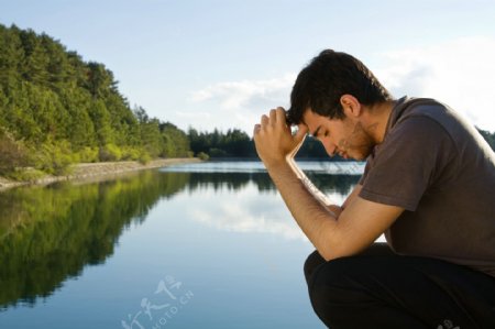 祷告的男士图片
