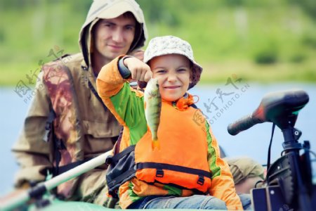 和孩子钓鱼的父亲图片