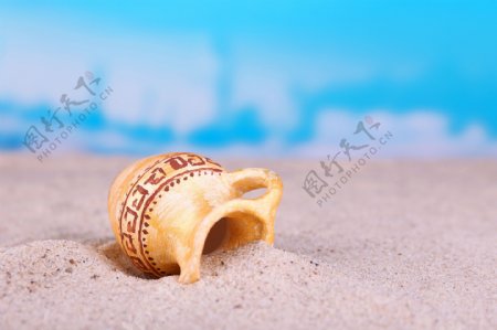 沙滩上的陶罐
