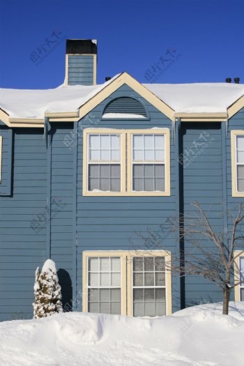 积雪覆盖的建筑房屋图片