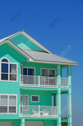 蓝天下的海滨别墅图片