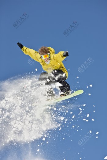 滑雪的外国男性图片