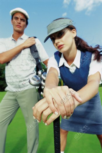 高尔夫球场上的时尚男女图片