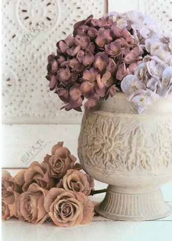 漂亮的鲜花和花瓶