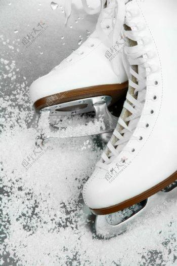雪地上的溜冰鞋摄影图片