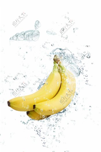 香蕉和飞溅的水花图片