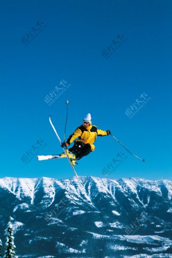 腾空飞跃的滑雪运动员图片