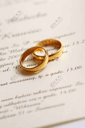黄金结婚戒指摄影图片